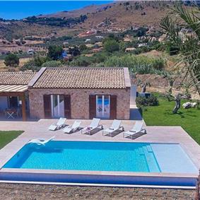 3 bedroom villa with infinity pool and jacuzzi, Scopello, sleeps 5-6